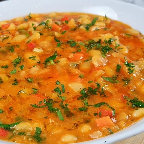 Iahnie de Fasole cu Afumătură si Salată de Ceapă Roșie